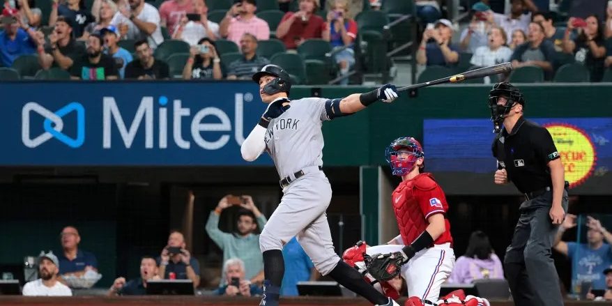 Aaron Judge bateando su jonrón 62, del 041022, para imponer el récord de jonrones de la liga americana en una temporada