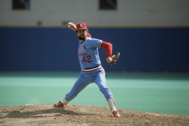 Bruce Sutter con uniforme de los cardenales, muerto el 131022 a los 69 años