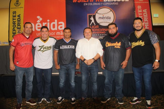Jesús Aguilar con representantes equipos liga meridana del 311022 en Hotel Holliday Inn de Montejo presentación torneo 2022-2023