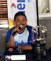 José Caballero Delgado con micrófono sonriente