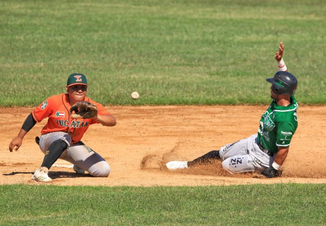 Olmecas-Mariachis vs. Leones de Umán, liga invernal 12×8, del 271022 en Umán