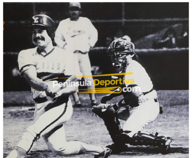 ray torres haciendo swing con marca de agua