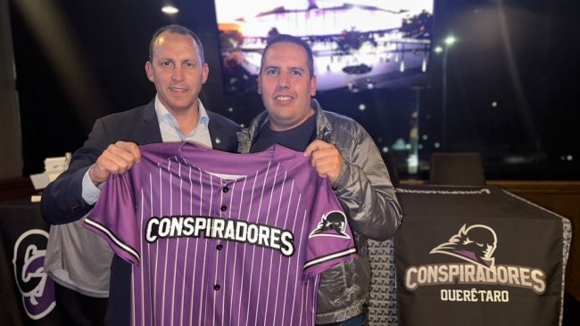 Horacio de la Vega con Francisco Orozco el dueño, en la presentación de la Conspiradores de QUerétaro, del 081122 en Querétaro