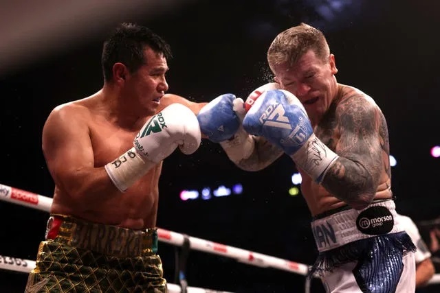 Marco Antonio Barrera vs. Ricky Hatton, pelea de echibición a 8 rounds del 121122 en Manchester
