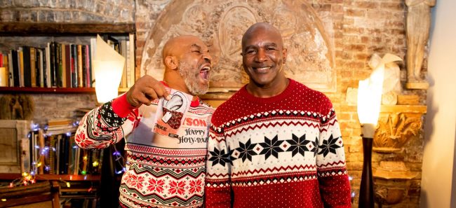Mike Tyson mordiéndole la oreja a Holyfield sosteniendo una bolsa de mota con menor tamaño para que pueda canar en la página