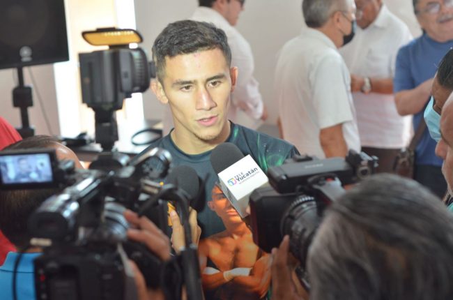 Pablo Rojo Peraza pesaje vs. Ángel King Ramírez, 3 del 181122 en Gran Museo del Mundo Maya, en entrevista con medios