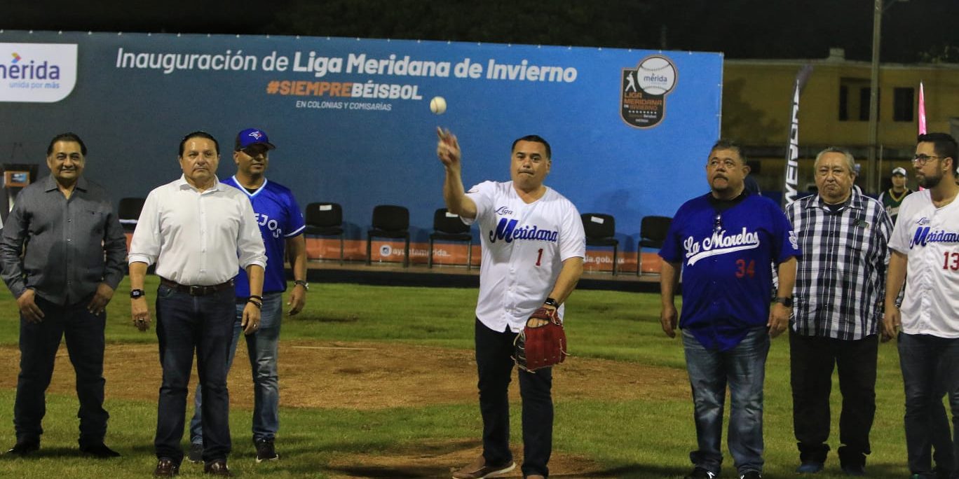 Renán Barrera Concha, 1a bola inauguración liga meridana de béisbol 2022-2023 con José Caballero, Jesús Aguilar y Mario Zapata, del 041122 en Dolores Otero