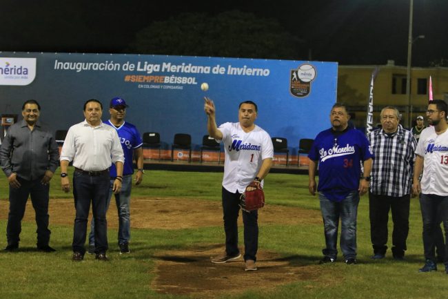 Renán Barrera Concha, 1a bola inauguración liga meridana de béisbol 2022-2023 con José Caballero, Jesús Aguilar y Mario Zapata, del 041122 en Dolores Otero
