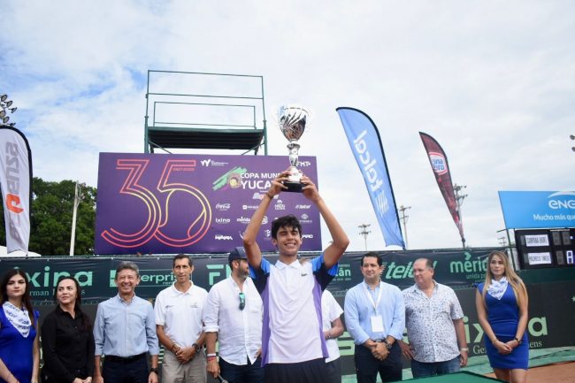 Rodrigo Pacheco Méndez, campeón de la Copa Mundial Yucatán de Tenis Juvenil, del 281122 en Club Campestre con Jorge Haro, Carlos Sáenz y Mauricio Milet Reyes