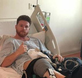 Saúl Canelo Álvarez en cama de hospital