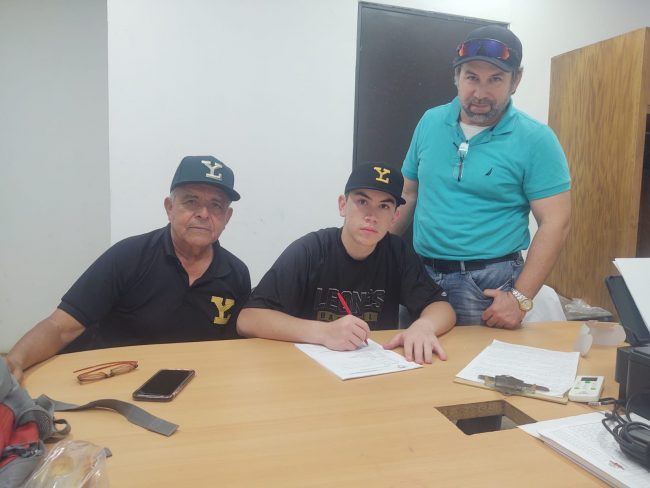 Alejandro Nuño, firma con los Leones de Yucatán con su padre y Raúl Ortega Rojas, del 021222 en Mérida