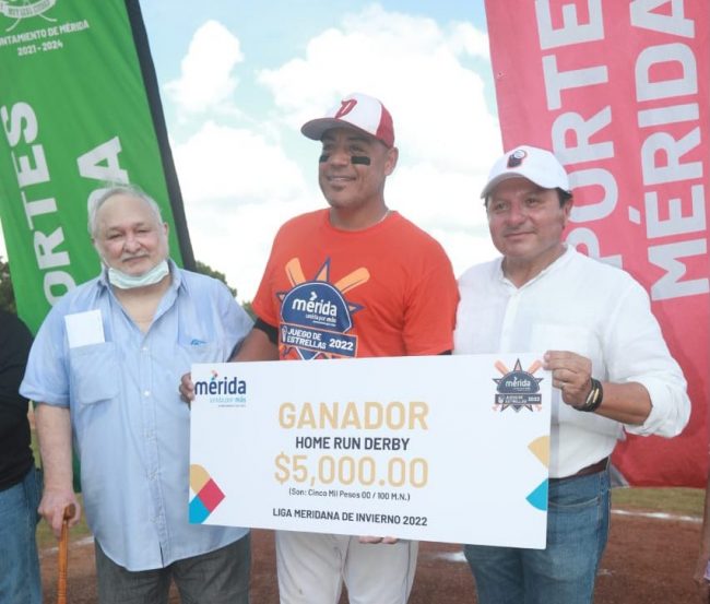 Carlos Rodríguez, ganador del Derby de Jonrones de la Liga Meridana torneo 2022-2023 2 del 171222 en Cordemex con Russell Gutiérrez Vales y Jesús Aguilar Aguilar
