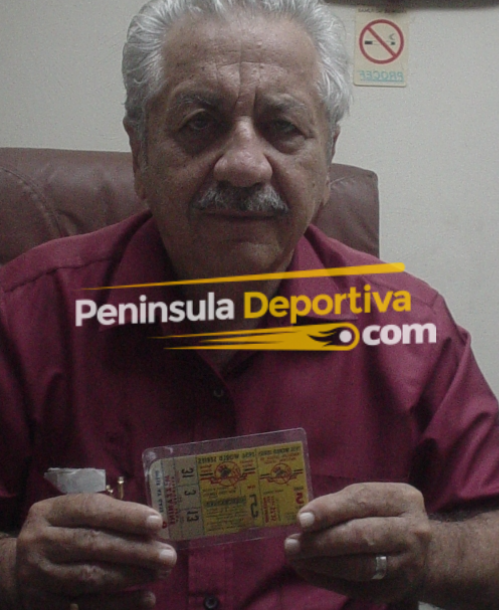 Herbé Rodríguez Abraham con boleto del juego perfecto de la Serie Mundial de 1956 fotografía de 2008.JPG con marca de agua