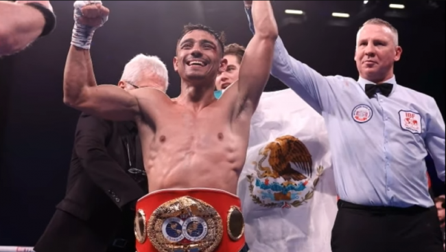Luis Alberto Venado López vencedor de Josh Warrington gdm 12 ganó campeonato mundial pluma de la FIB, del 101222 en Leeds, Inglaterra con réferi Bob Williams