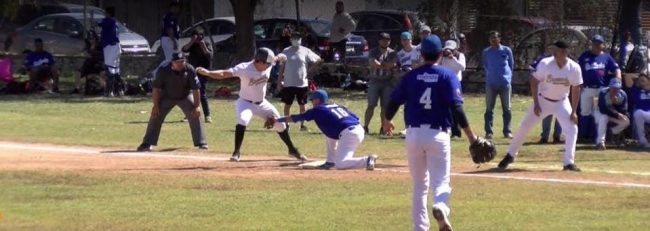 1a jugada revisada electrónicamente de la liga meridana, 2o juego serie final, del 290123 Senadores-Bravos, Jorge Quiñones reviró y de safe, pusieron out a David SIlveira