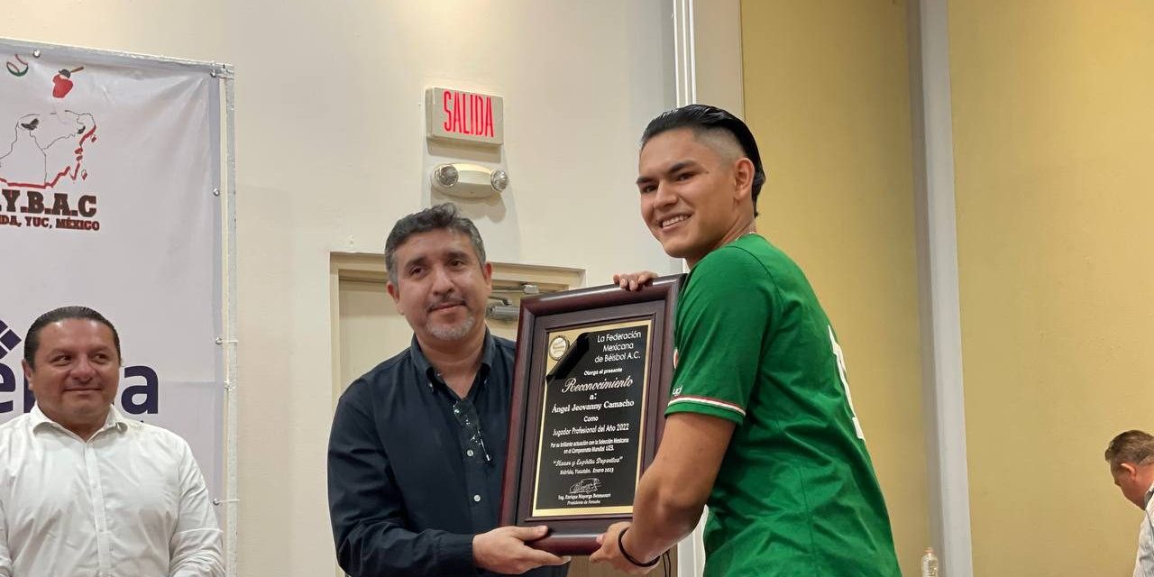 Ángel Camacho recibiendo premio al mejor pelotero profesional de la femebe, del 270123 en Mérida, de manos de Alejandro Orozco, con Jesús Aguilar