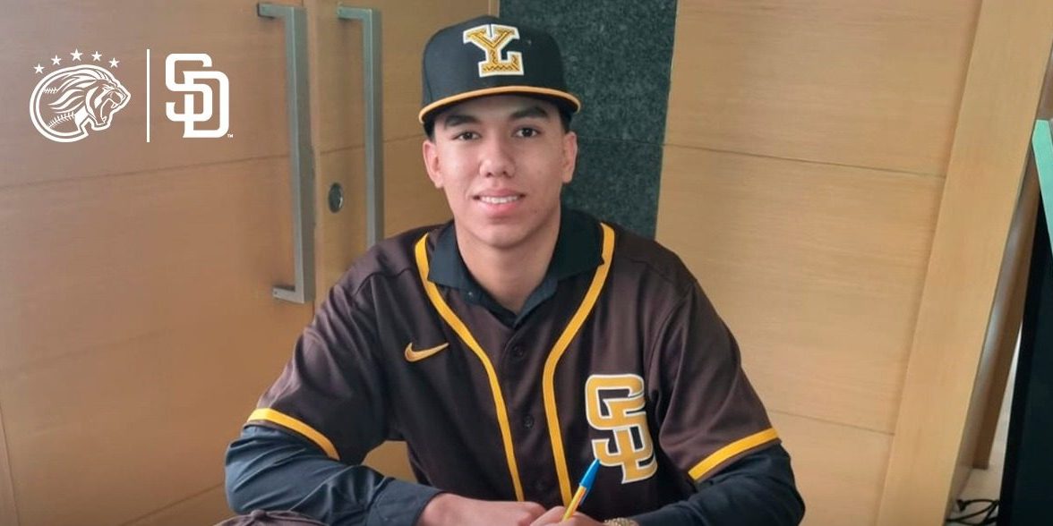 Ángel Sänchez firma con los Padres de San Diego del 200123