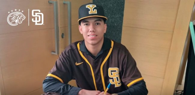Ángel Sänchez firma con los Padres de San Diego del 200123