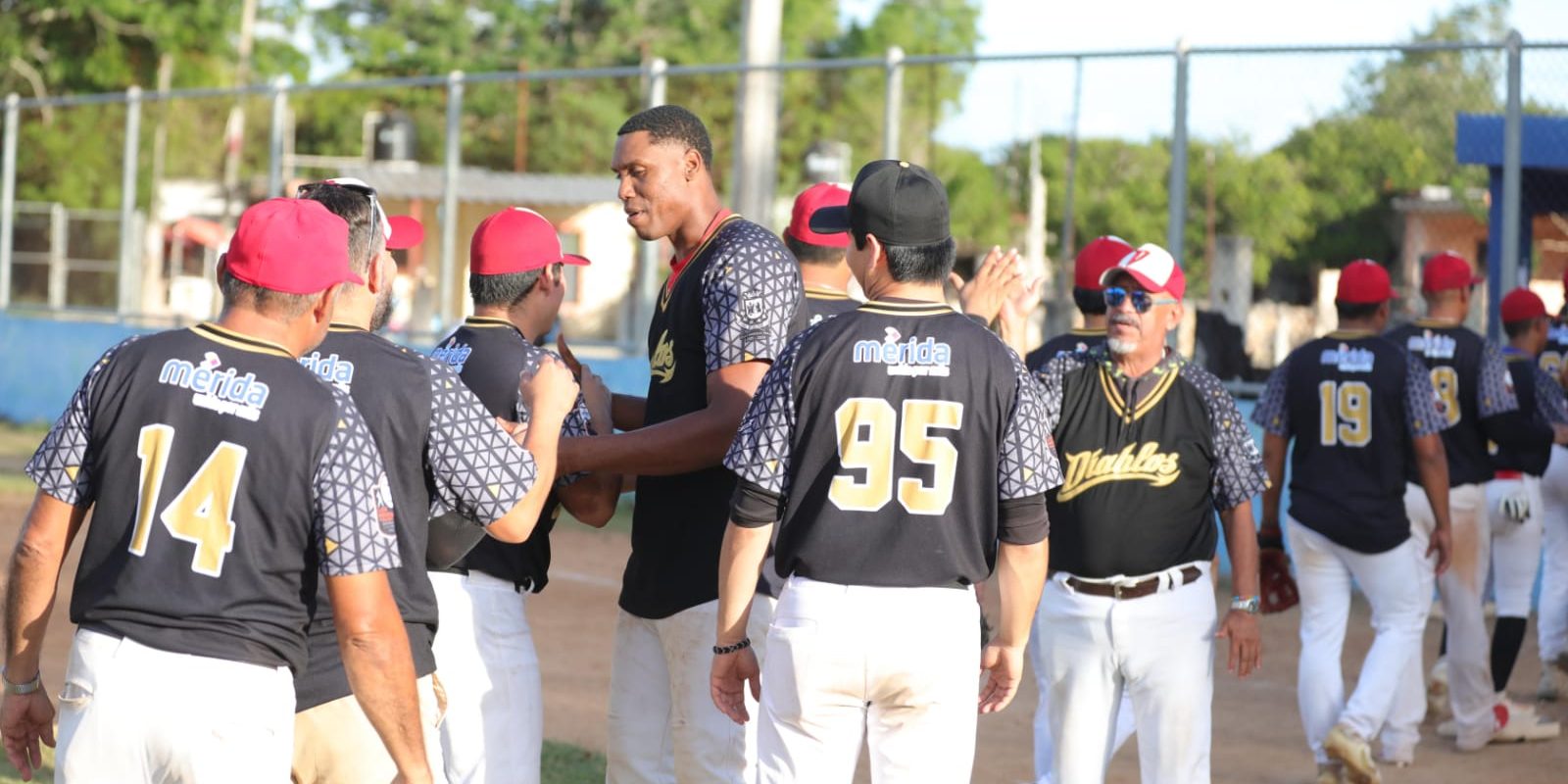Diablos de la Bojórquez vs. Venados de la Universidad Marista 8a semana, 2o de la serie, 14×5 1 del 311222 en Chichí Suárez