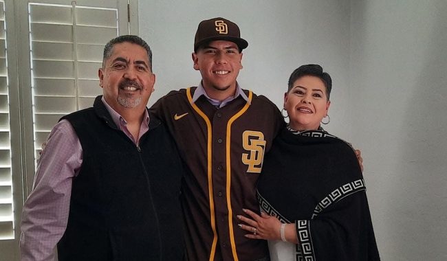 Jesús López Miranda, firma con los Padres de San Diego, del 210123 en Cananea, Sonora, con sus padres