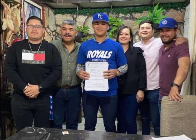 Jorge Hernández de los Leones de Yucatán, firmado por los Reales de Kansas City, el 170123