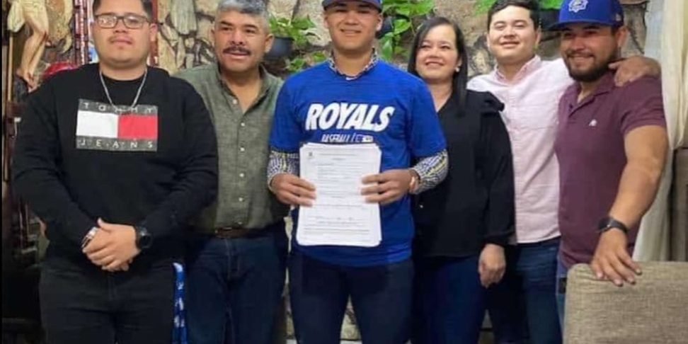 Jorge Hernández de los Leones de Yucatán, firmado por los Reales de Kansas City, el 170123