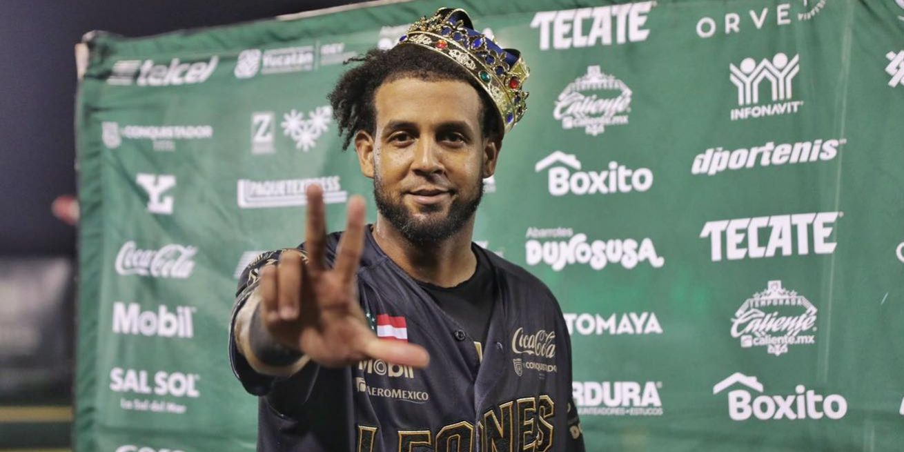 José Cafecito Martínez con la v de la victoria