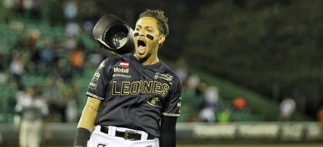 Leones de Yucatán vs. Saraperos de Saltillo, juego 44, 2o de la serie, serie para los Leones, 6×5, 1 del 110622 en Mérida, Cristhian Adames celebrando jonrón solitario del triunfo en la 9a