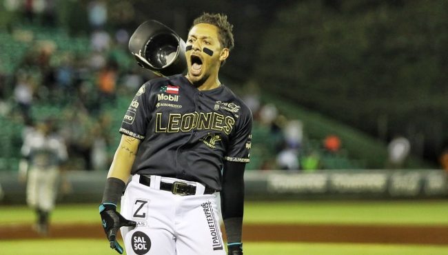 Leones de Yucatán vs. Saraperos de Saltillo, juego 44, 2o de la serie, serie para los Leones, 6×5, 1 del 110622 en Mérida, Cristhian Adames celebrando jonrón solitario del triunfo en la 9a