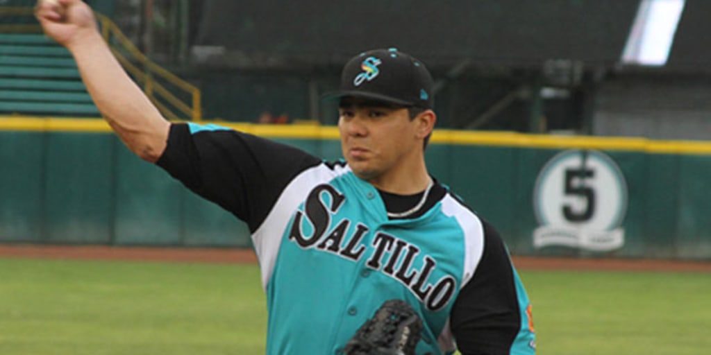 Línder Castro con uniforme de los Saraperos de Saltillo
