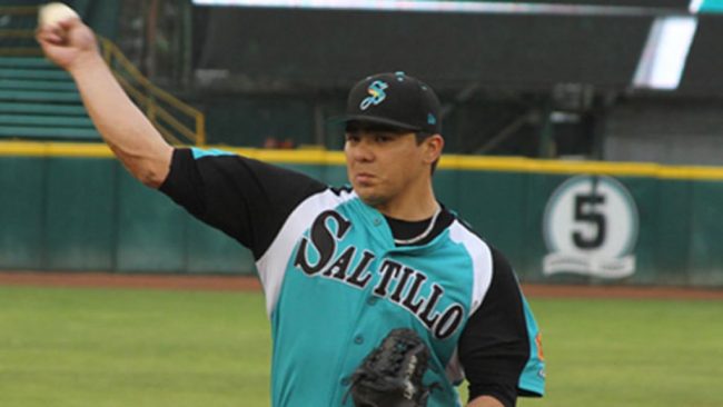 Línder Castro con uniforme de los Saraperos de Saltillo