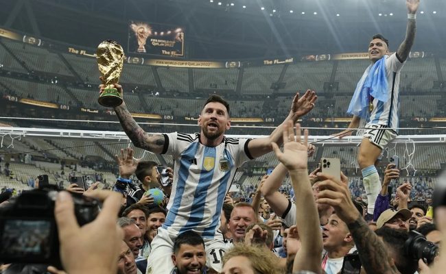 Lionel Messi cargando Copa del Mundo falsa tras vencer a Francia en final del mundial de Qatar