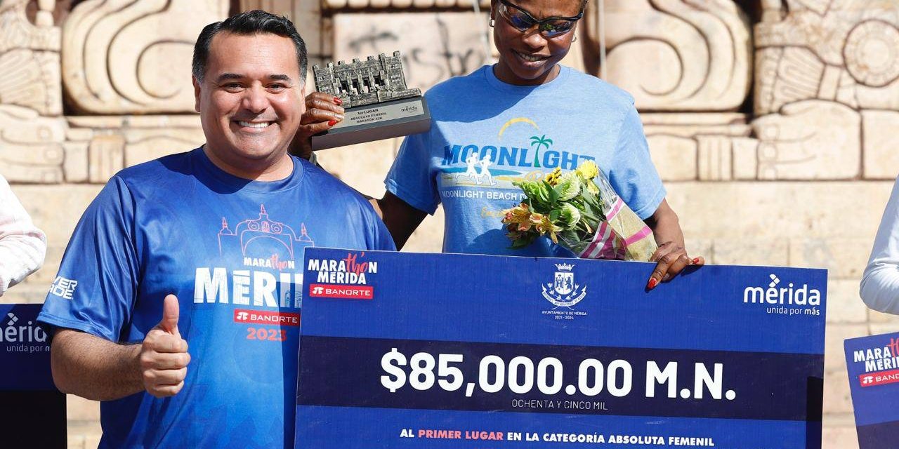 Renán Barrera Concha, premiación maratón de Mérida del 080123