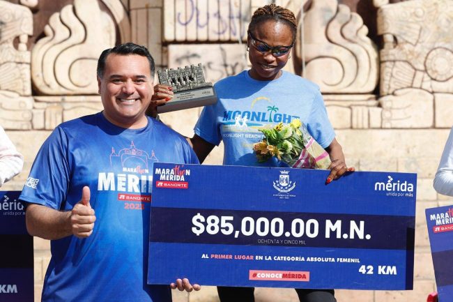 Renán Barrera Concha, premiación maratón de Mérida del 080123