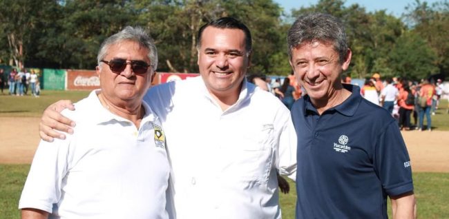 Rudy Amaro Benítez, con Renán Barrera Concha y Carlos Sáenz Castillo inauguración liga yucatán, del 290123 en Mérida, asume presidencia liga yucatán