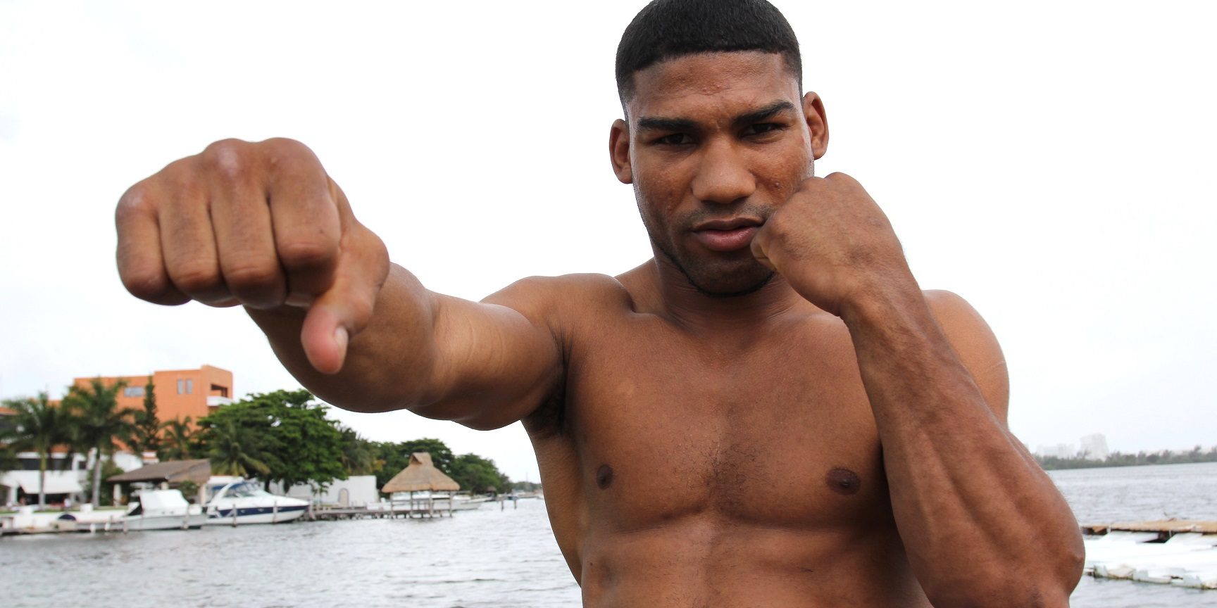 Yuriorkis Gamboa puño de frente en playa