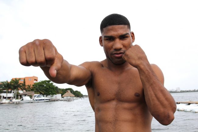 Yuriorkis Gamboa puño de frente en playa