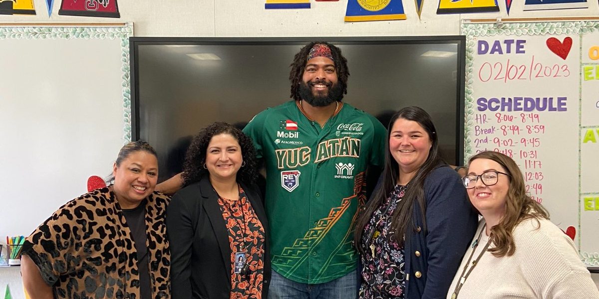 Art Charles, plática a a alumnos de escuela en Bakersfield, 2 del 020223 en Bakersfield