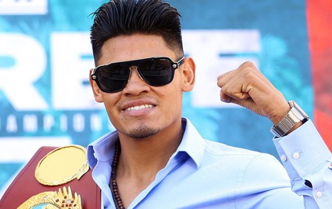 Emmanuel Vaquero Navarrete posando con camisa azul