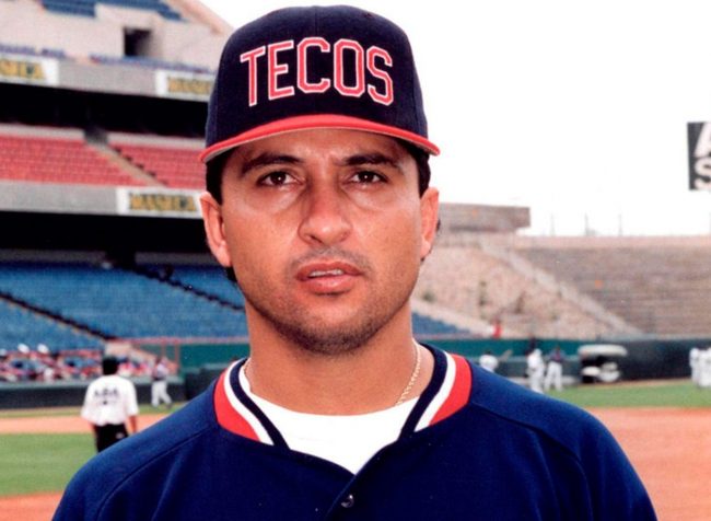 Gerardo Polvorita Sánchez con uniforme de los Tecolotes, contratado como coach de los Leones de Yucatán el 180223