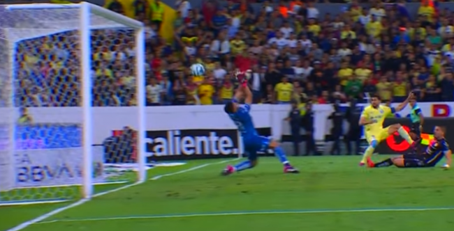 Henry Martín marcando 2o gol del juego y del América 2-2 con el Atlas en Guadalajara, su décimo gol del torneo, líder del torneo, del 250223