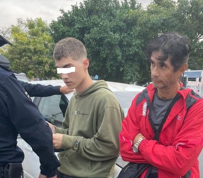 Julio Tarragó y su hijo Lucas, pleito callejero del 120223 con antifaz