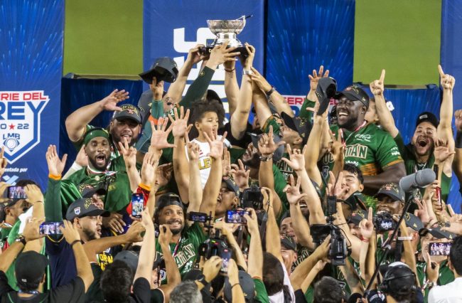 Leones de Yucatán vs. Sultanes de Monterrey, juego 7 serie del rey, leones campeones, 6×1 30 del 190922, festejo al recibir el trofeo