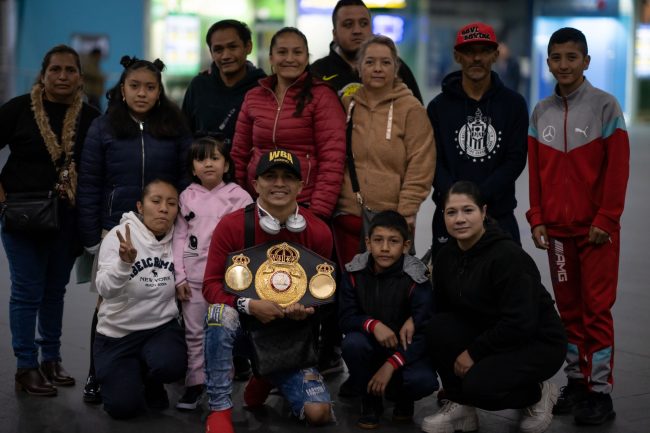 Mauricio Bronco Lara, llegada a la Ciudad de México del 230223 tras ganar campeonato mundial pluma AMB a Leigh Wood en Nottingham, Inglaterra achiquitada, reducida