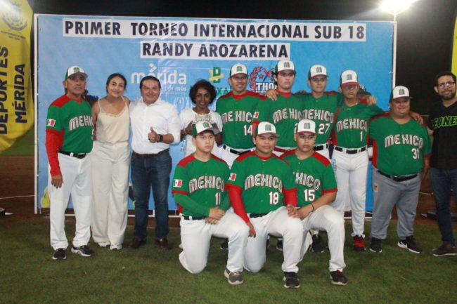 Sandra González izquierdo, mamá de Randy Arozarena, Jesús Aguilar Aguilar inauguración torneo Randy Arozarena 1 del 030223 en Mérida