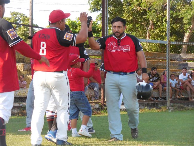 motuleña El carpintero Julián Ramírez es felicitado tras desforrar la esféride