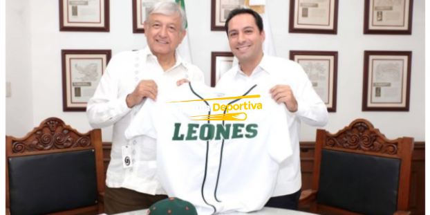 Andrés Manuel López Obrador con Mauricio Vila Dosal con uniforme de los Leones de Yucatán, del 121018 en palacio de Gobierno, con marca de agua