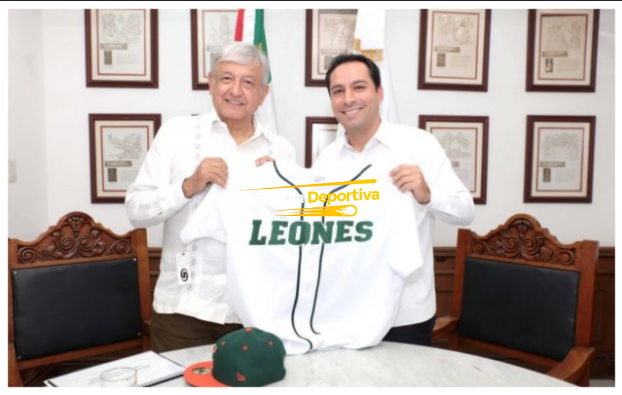Andrés Manuel López Obrador con Mauricio Vila Dosal con uniforme de los Leones de Yucatán, del 121018 en palacio de Gobierno, con marca de agua