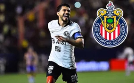 Henry Martín sonriente con el logotipo de las chivas
