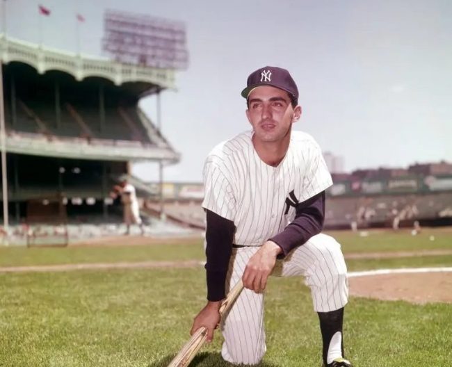 Joe Pepitone de rodillas en el yanqui Stadium